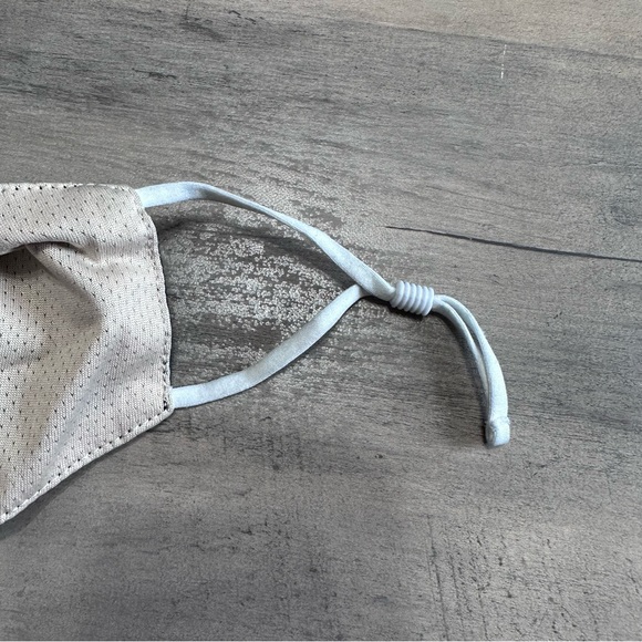 Mask with Nose Wire - Picture 4 of 6